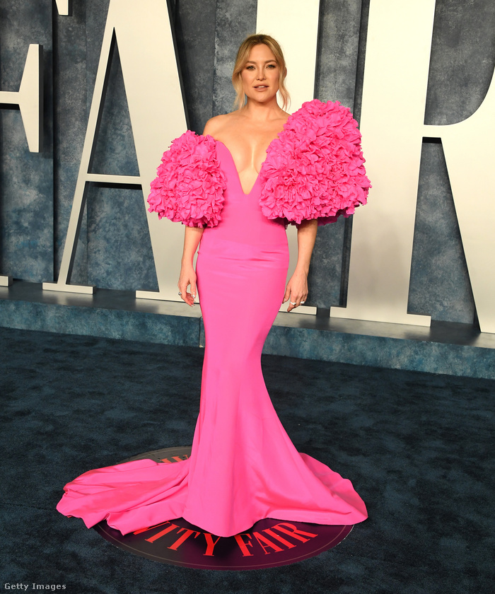Kate Hudson ebben az élénk rózsaszín ruhakölteményben hívta fel magára a figyelmet.