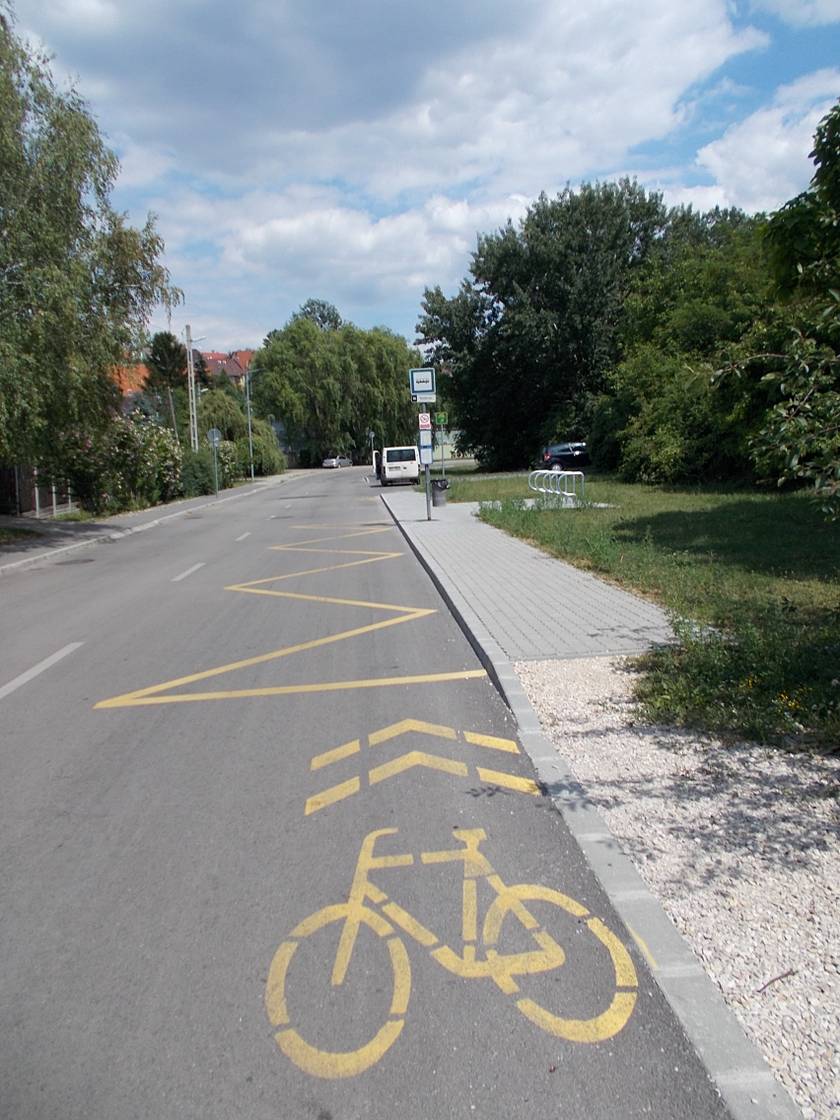 Kerékpáros nyom Budaörsön.
