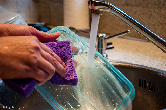 A foltok mélyen beivódhatnak a műanyag dobozokba, ezért a mosogatás nem segít