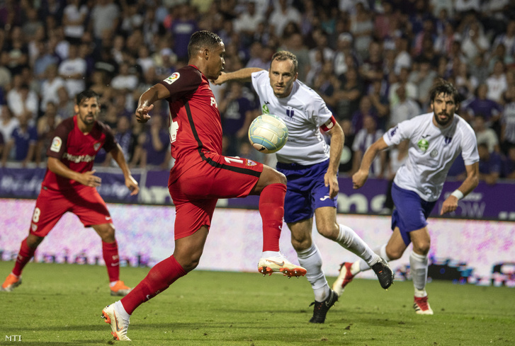 A sevillai Luis Fernando Muriel Fruto és az újpesti Litauszki Róbert a labdarúgó Európa Liga második selejtezőfordulójában játszott Újpest FC-Sevilla visszavágó mérkőzésen a budapesti Szusza Ferenc Stadionban 2018. augusztus 2-án