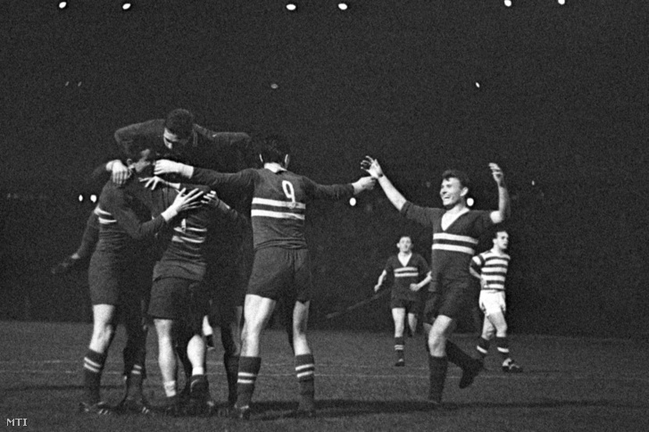 Sándor Károly harmadik gólját ünneplik csapattársai az MTK-Celtic-mérkőzésen a Népstadionban 1964. április 29-én