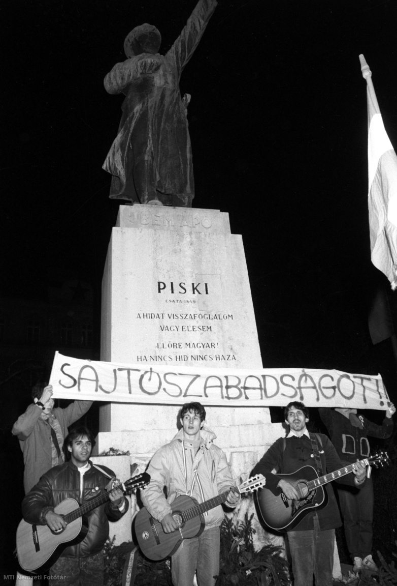 Budapest, 1988. március 15. Rendszerellenes tüntetés 1988. március 15-én Budapesten a Bem szobornál. A transzparens felirata: "Sajtószabadságot".