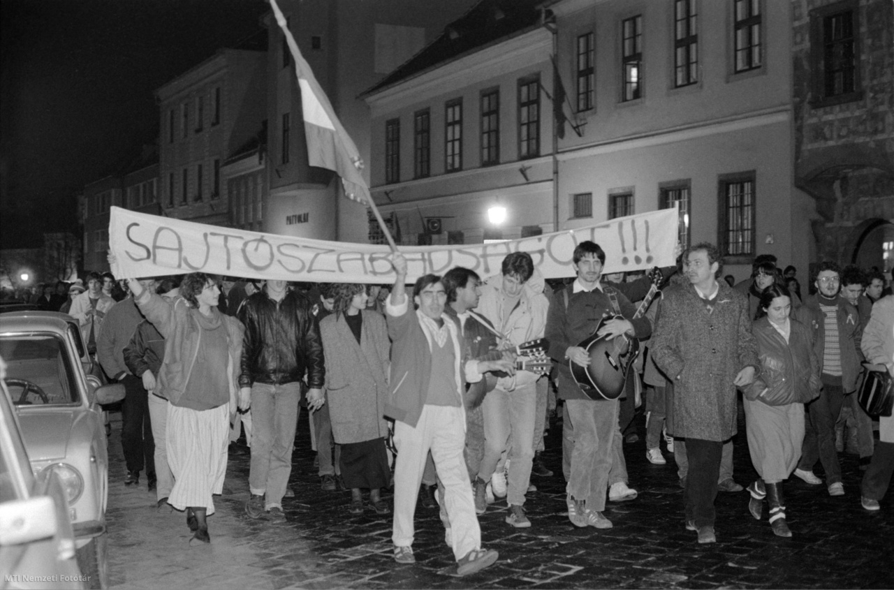 Budapest, 1988. március 15. Fiatalok vonulnak a budai Várban az 1848-49-es forradalom és szabadságharcra emlékezve, a forradalom követelései közül a Sajtószabadságot! követelő transzparenssel a kezükben.