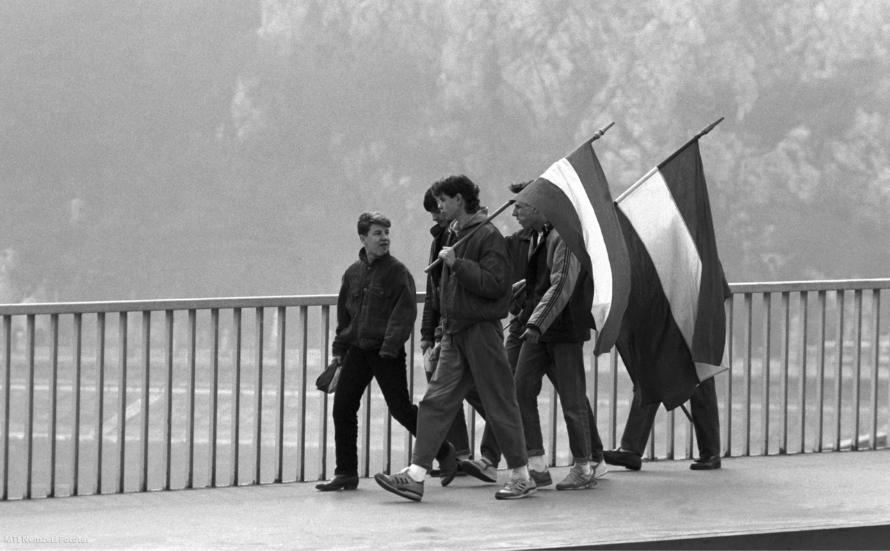 Budapest, 1989. március 15. Érkeznek a résztvevők a Március 15. térre az alternatív szervezetek - köztük a Magyar Demokrata Fórum, a Szabad Demokraták Szövetsége, a Fiatal Demokraták Szövetsége, a Bajcsy-Zsilinszky Társaság - március 15-ei demonstrációjára.