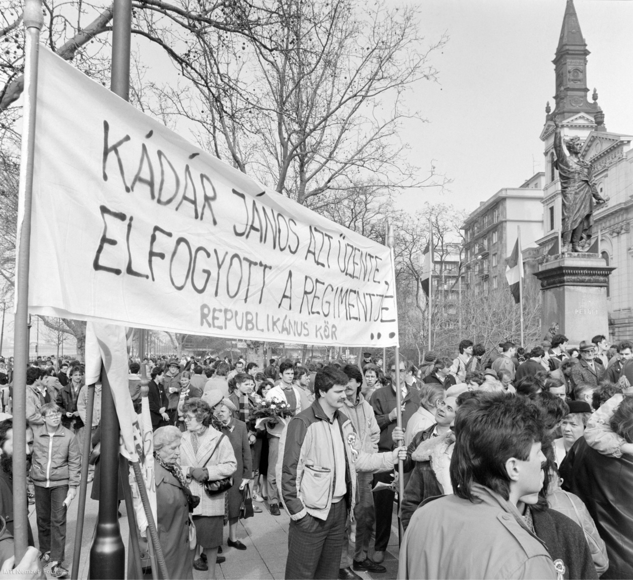 Budapest, 1989. március 15. A Republikánus kör nevű alternatív szervezet képviselői tüntetnek a Petőfi-szobornál március 15-én, az 1848-49-es forradalom és szabadságharc évfordulóján.