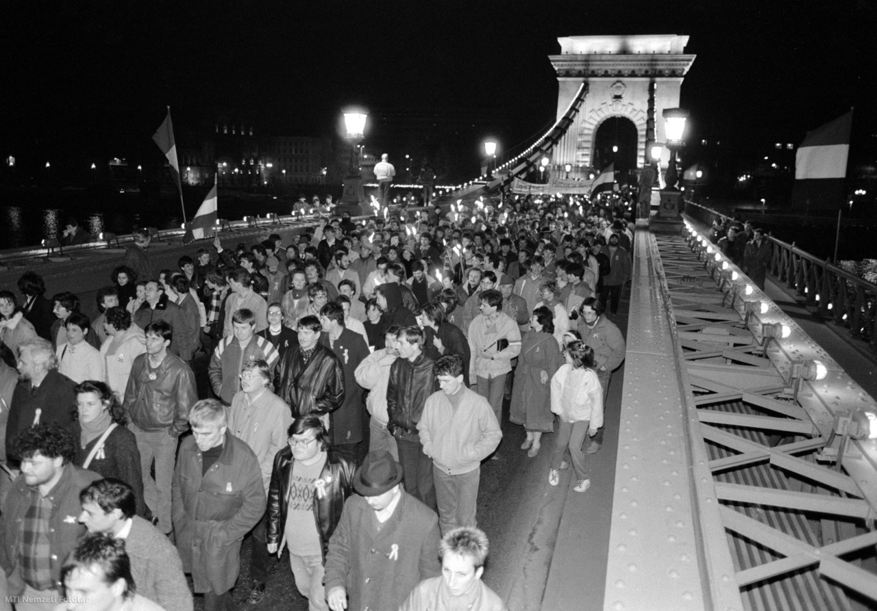 Budapest, 1989. március 15. Felvonulók a Lánchídon. Március 15-én az esti órákban fáklyás felvonulást szerveztek az alternatív szervezetek Budapesten.