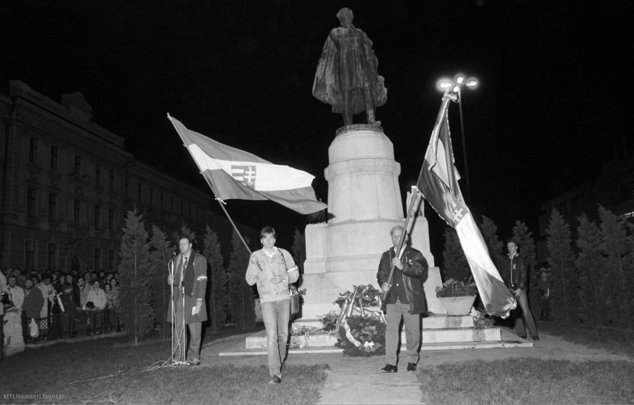 Pécs, 1989. március 14. Egy szónok tart beszédet Kossuth Lajos szobra előtt a független demokratikus szervezetek és pártok március 15-i megemlékezésén. 
