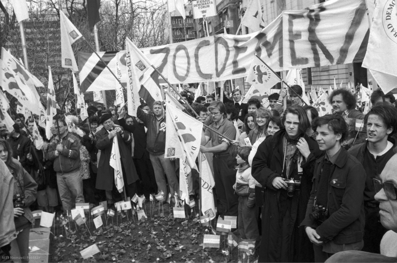 Budapest, 1990. március 15. A Szabad Demokraták Szövetsége, a Magyarországi Szociáldemokrata Párt, a Vállalkozók Pártja és a Fiatal Demokraták Szövetsége képviselői a Petőfi-szobornál, közös március 15-i megemlékezésükön.