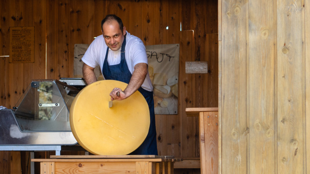 Szilágyi Tibor sajtkészítő mester minden széria sajtot szigorúan dokumentál