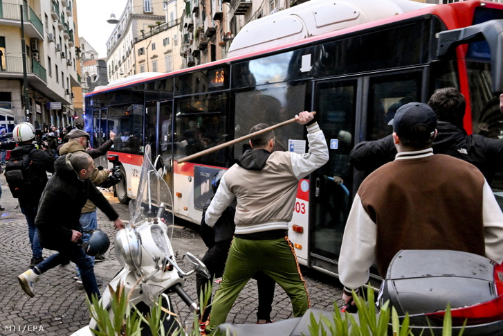 A Napoli szurkolói megtámadnak egy buszt, amelyen a német Eintracht Frankfurt szurkolói utaznak a Napoli elleni labdarúgó Bajnokok Ligája-nyolcaddöntő esti visszavágója előtt Nápoly belvárosában 2023. március 15-én