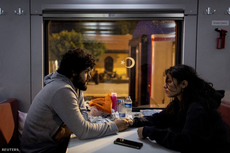 Két 20 éves fiatal, Yusuf Kurma és Aysel Ozcelik egymás kezét fogva a tervezett házasságukról beszélgetnek egy vasuti kocsiban Iskenderun vasútállomásán
