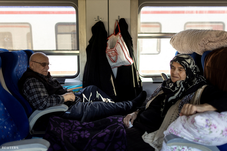 A 63 éves Arafat Ates és 10 évvel fiatalabb felesége, Zeliha Ates egy vonaton ülnek Iskenderun állomáson, ahol a vasúti kocsikat ideiglenes menedékhelyekké alakították át