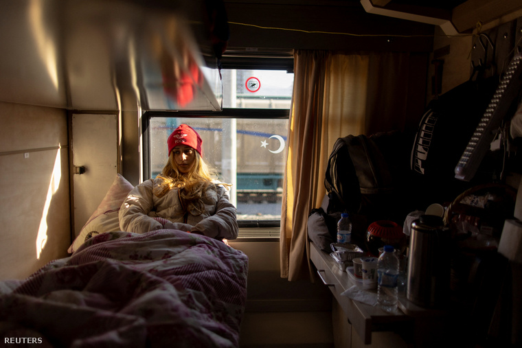 A 20 éves Buce Cermi, egy mozdonyvezető lánya, ő is az egyik vonatban szállásolta el magát