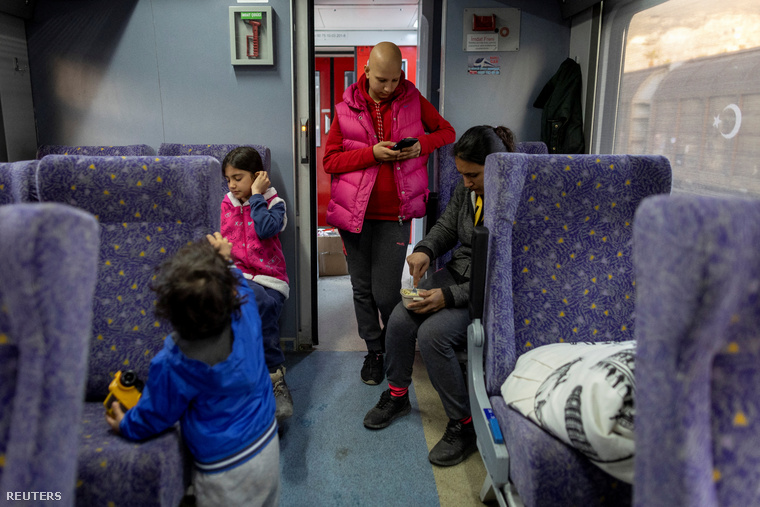 Gyerekes családok sokasága keres menedéket Iskenderun állomáson, ahol a vasúti kocsikat ideiglenes szállásokká alakították át.