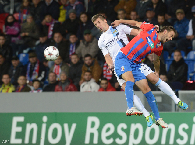 Marek Bakos és Matija Nastasic repülnek a labda mellett a Man City - Plzen-en