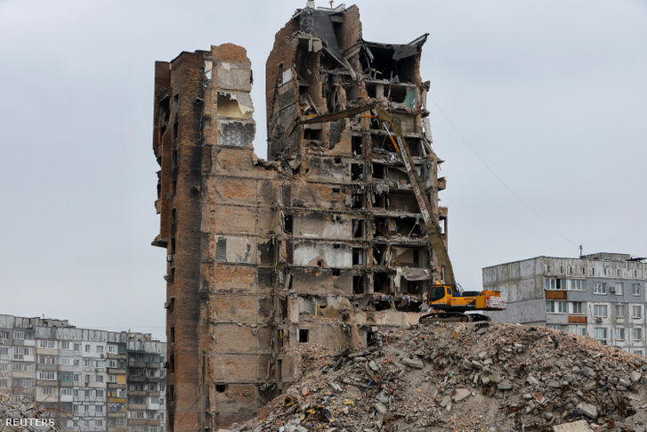 Lebombázott épület maradványait bontják Mariupolban