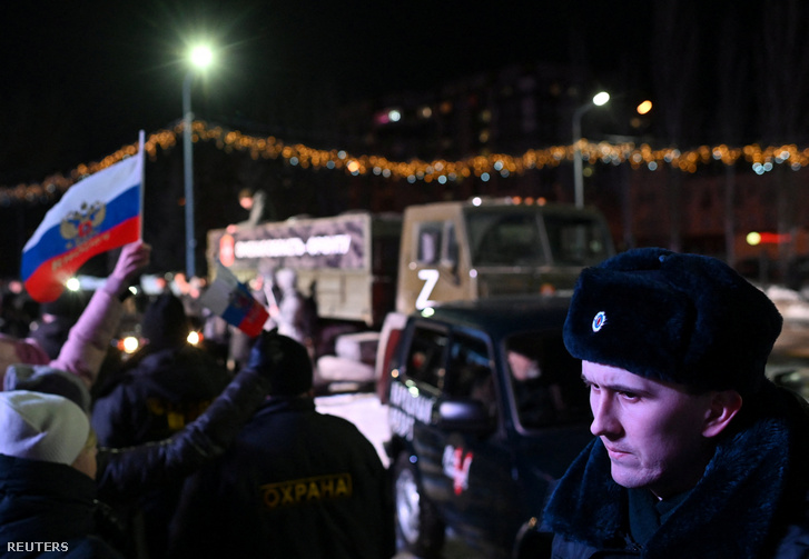 Résztvevők a Krím elcsatolásának 9. évfordulójára rendezett felvonuláson