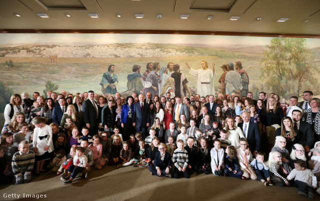 Egy népes mormon család. A nők feladata elsősorban a gyerekszülés