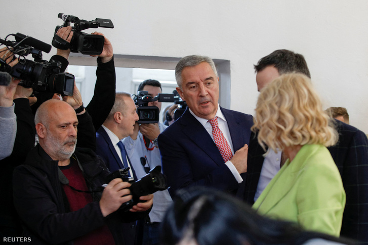Milo Djukanovic montenegrói elnök egy szavazóhelyiségben 2023. március 19-én Podgoricában