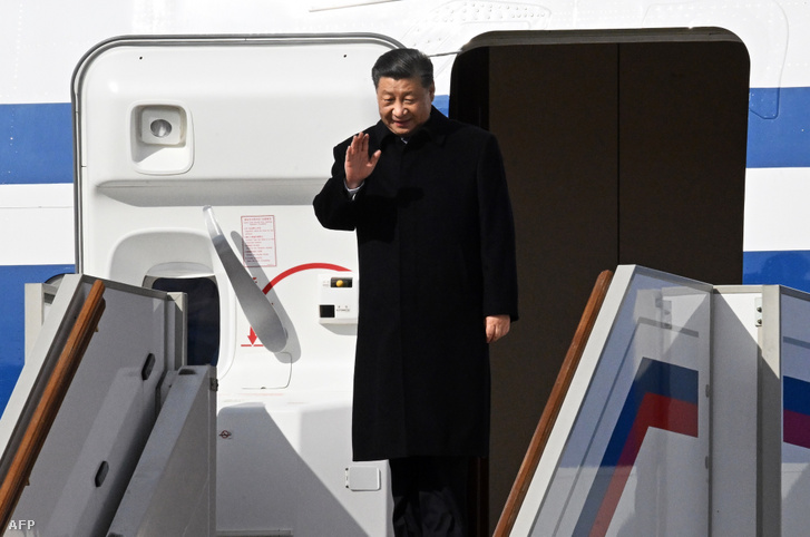 Hszi Csin-ping kínai elnök a moszkvai Vnukovói nemzetközi repülőtéren 2023. március 20-án