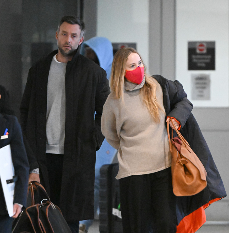 Jennifer Lawrencet és férjét, Cooke Maroneyt a New York-i repülőtéren látták meg a fotósok