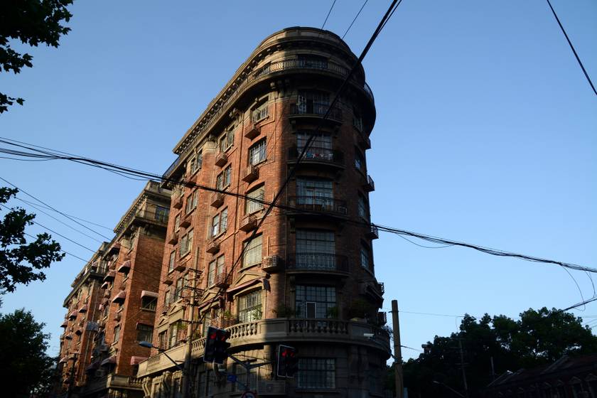 A New York-i Flatiron Buildingre hasonlító Wukang Mansion egyike Sanghaj ikonikus létesítményeinek. A védett műemléki lakóépület a szlovák-magyar származású, 1893-ban Besztercebányán született, a Budapesti Műszaki Egyetemen tanult Hugyecz László munkája.