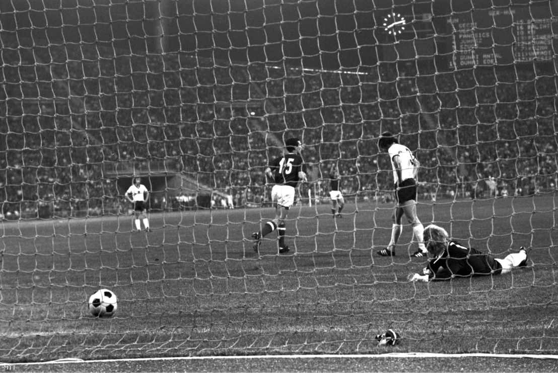 Dunai Antal (b3) gólja a kapuban, balra Branikovits László (15) a Magyarország–NSZK-labdarúgó-mérkőzésen a XX. nyári olimpián 1972. szeptember 6-án