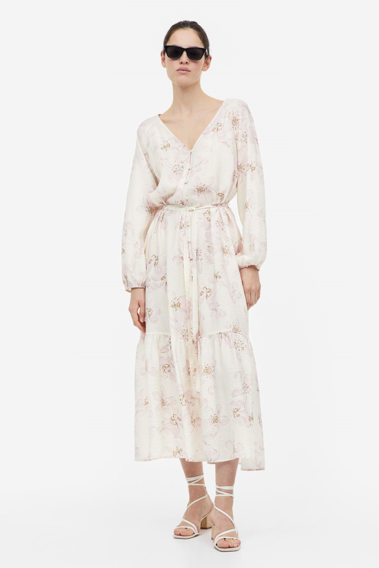 A H&M virágos ruhája romantikus, nőies hatást kelt, és szépen kiemeli a derekat. 9295 forintért veheted meg.
