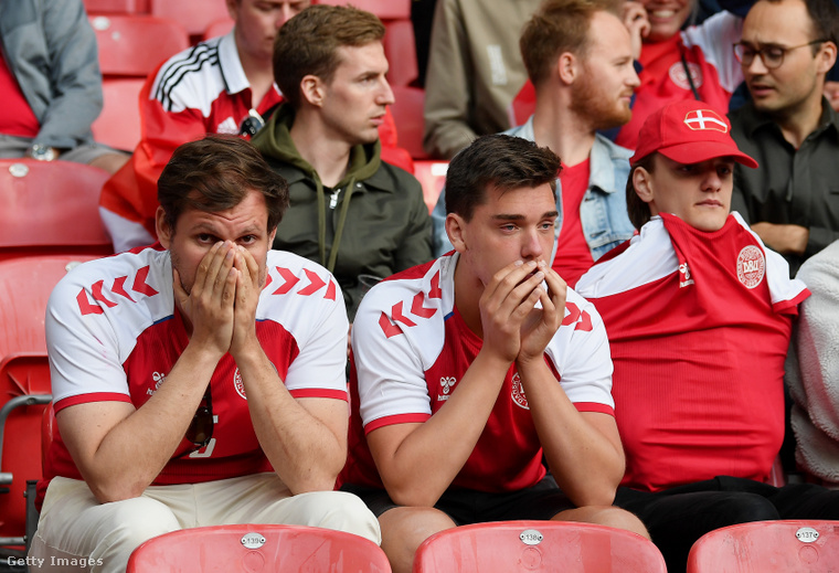 Christian Eriksenért imádkozó dán szurkolók, miután a válogatott csapatkapitánya összeesett a pályán. (Fotó: Stuart Franklin / Getty Images Hungary)