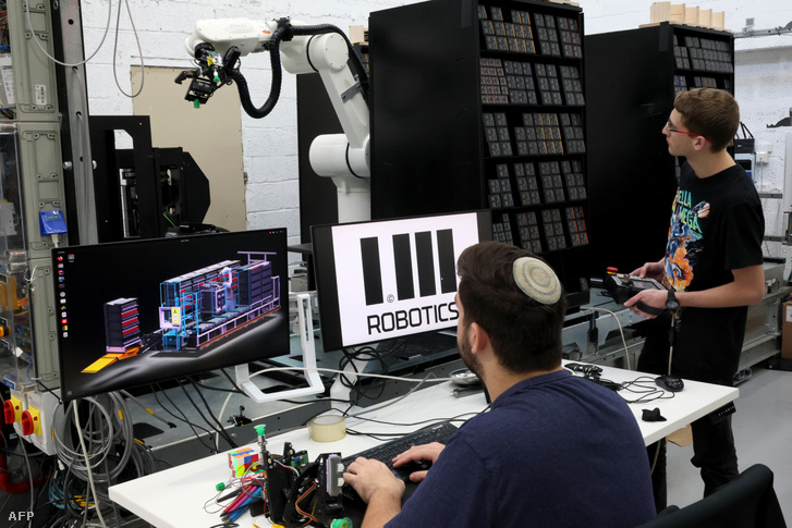 Szakemberek dolgoznak az izraeli 1MRobotics vállalat székhelyén Tel-Avivban