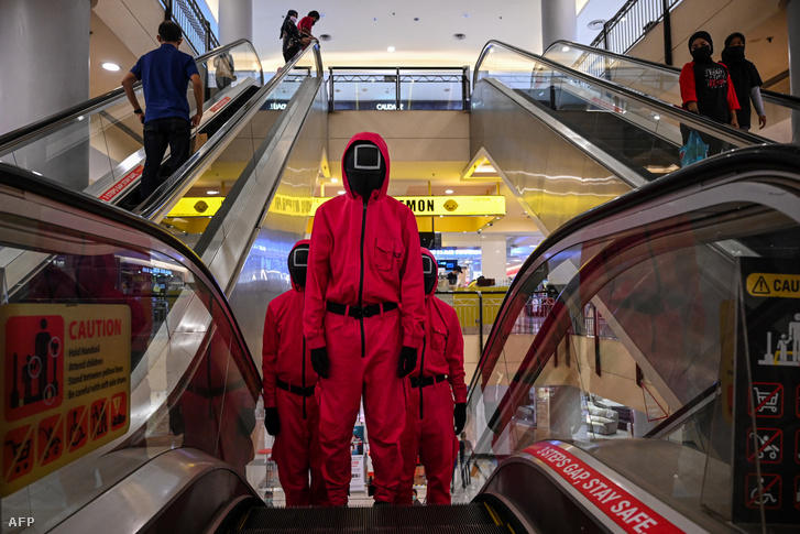 A „Squid Game” című Netflix-sorozat ruháiba öltözött cosplayerek egy Kuala Lumpur-i bevásárlóközpontban 2021. október 20-án