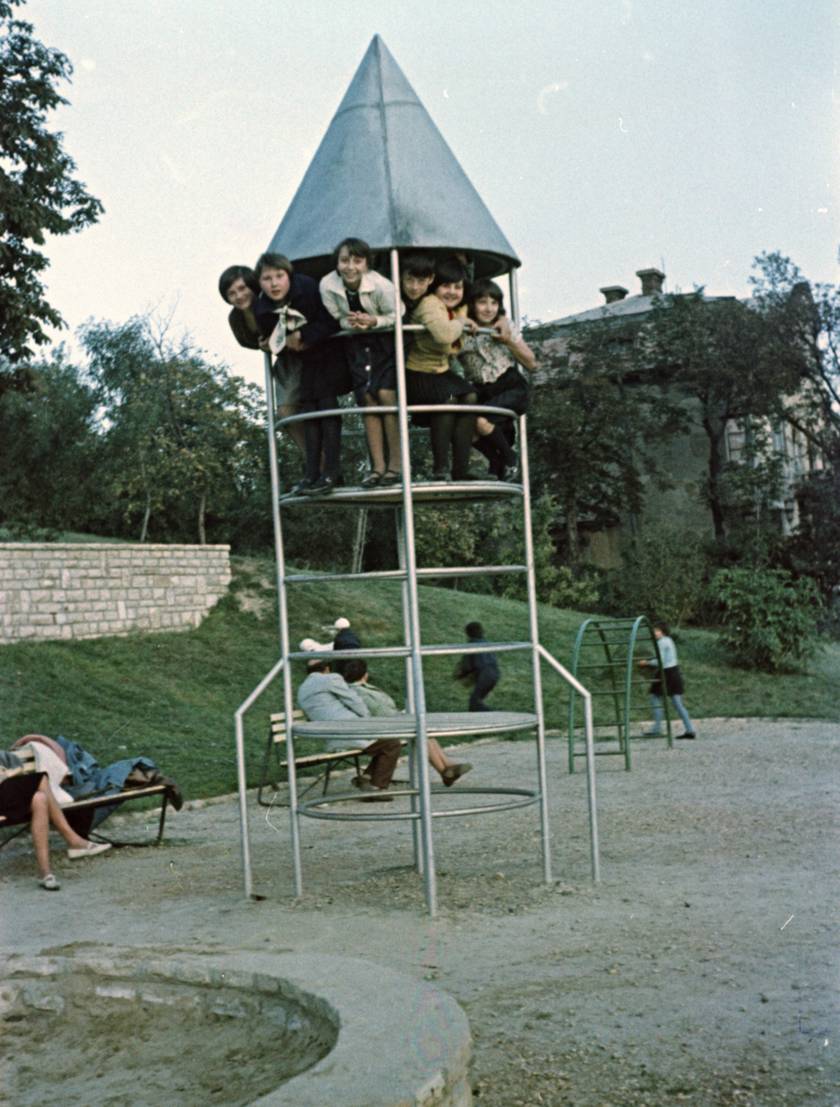 A rakétamászókák már a '70-es években is a gyerekek nagy kedvencei voltak. A tetejében meglepően sokan el lehetett férni.