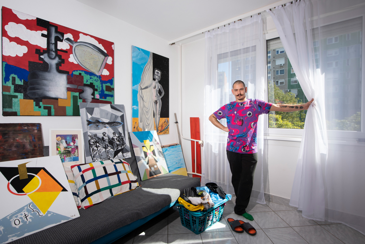 Ákos, kollázs- és festőművész. Sepsiszentgyörgyből költözött a Havanna lakótelepre
