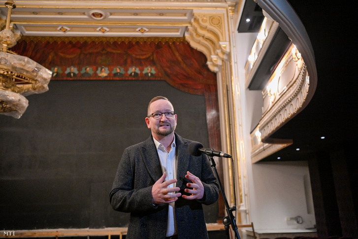 Gemza Péter színházigazgató a felújítás alatt álló debreceni Csokonai Nemzeti Színházban tartott sajtótájékoztatón 2023. január 25-én