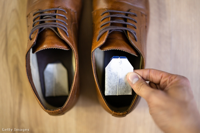 A cipőbe helyezett teafilter felszívja a kellemetlen szagokat
