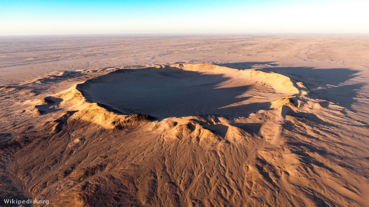 A 2 kilométer átmérőjű Tenoumer-kráter a Szahara sivatagban, Mauritániában