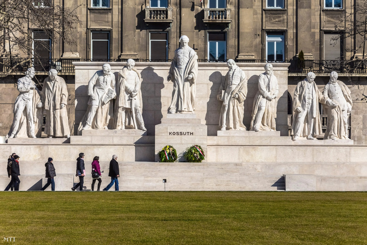 Turisták haladnak el Kossuth Lajos emlékművénél a Parlament előtt a főváros V. kerületében, a Kossuth Lajos téren. A szoborcsoport Horvay János szobrászművész 1927-ben felavatott és 1950-ben lebontott alkotásának másolata