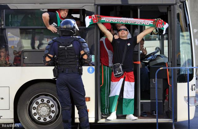 Magyar szurkolókat szállító busz Bukarestben