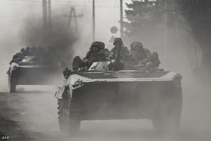 Ukrán katonák BMP gyalogsági harcjárművekkel Bahmut közelében 2023. március 22-én