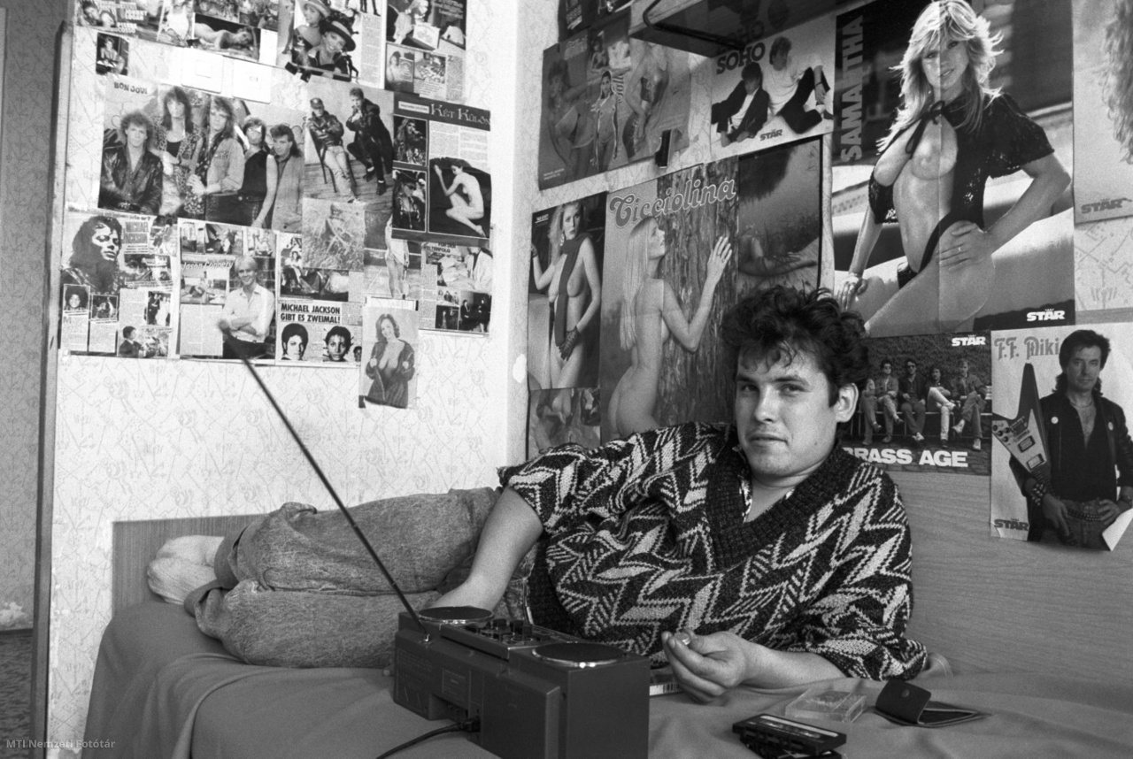 Budapest, 1988. szeptember 8. Pihenő lakó a Kerepesi úti munkásszálló egyik szobájában (X. kerület, Kerepesi út 87.).