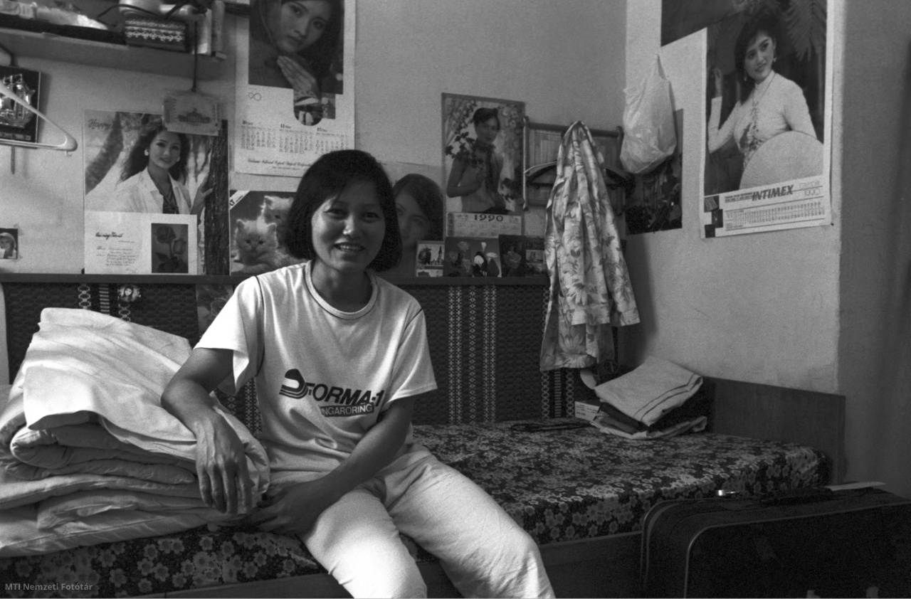 Budapest, 1990. szeptember 17. Vietnámi vendégmunkásnő ül az ágyán a Masterfil Pamutfonóipari Vállalat (PFV) lőrinci gyáregységének munkásszállóján. A gyárban dolgozó 180-200, képesítés nélkül érkező vietnámi 2-3 év múlva szakmunkásként térhet haza.