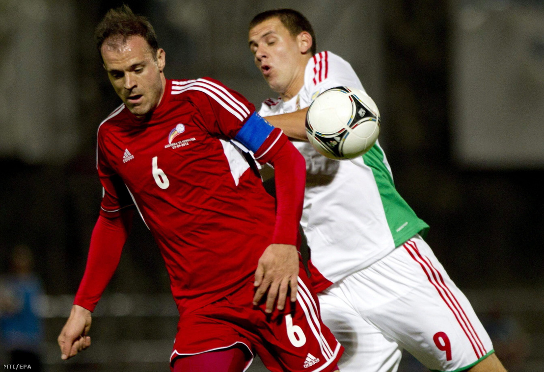 Szalai Ádám (j) és az andorrai Ildefons Lima küzd a labdáért a 2014-es labdarúgó-világbajnokság D csoportjának Andorra–Magyarország selejtező mérkőzésén Andorra La Vellában 2012. szeptember 7-én