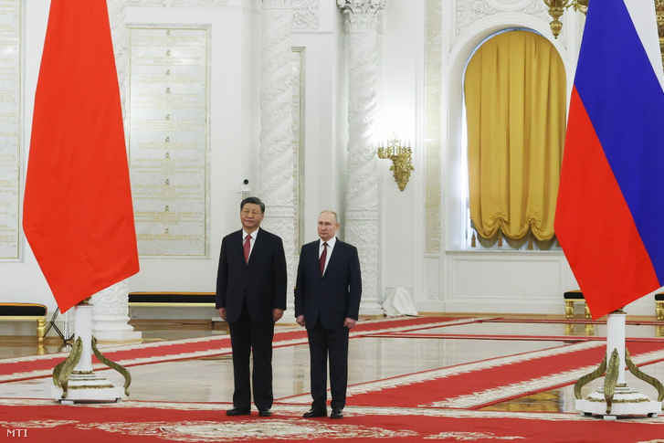 Hszi Csin-ping kínai elnök és Vlagyimir Putyin orosz államfő a moszkvai Kreml-palotában tartott hivatalos fogadási ünnepségen 2023. március 21-én