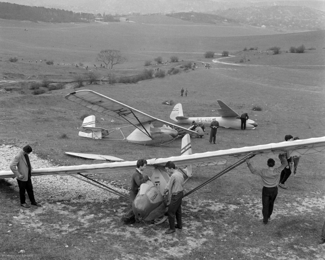Budapest, 1961. március 26. Vitorlázó repülők készítik fel gépeiket a repülőidényre a Hármashatár-hegy aljában az első tavaszi vasárnapon.