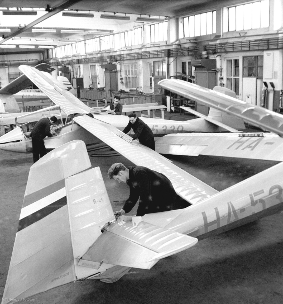 Esztergom, 1965. május 3. Sorozatban gyártják az új típusú R-26-os kétüléses vitorlázó iskolagépeket a Pestvidéki Gépgyár esztergomi gyáregységében.