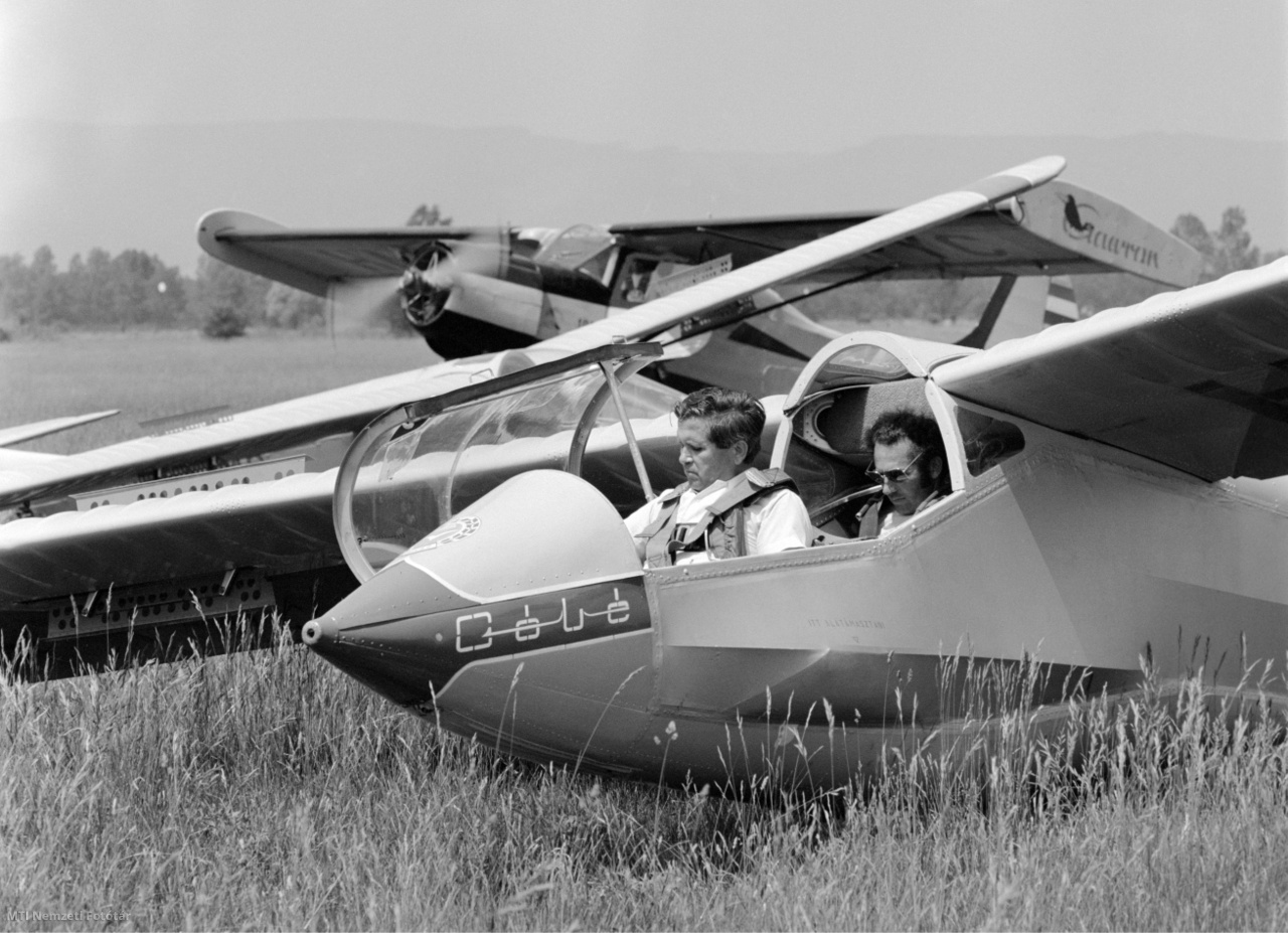 Szombathely, 1983. június 8. Az AFIT XII-es Autójavító Vállalat Repülőgépgyártó és Javító Üzemében gyártott, berepülésre váró Rubik R-26SU Góbé '82 vitorlázó repülőgépek és pilótáik a szombathelyi repülőtéren. Az első ülésben Csonka Ferenc hatósági berepülőpilóta ül. A gépeket egy PZL-101 Gawron-motoros repülőgép vontatja a levegőbe.