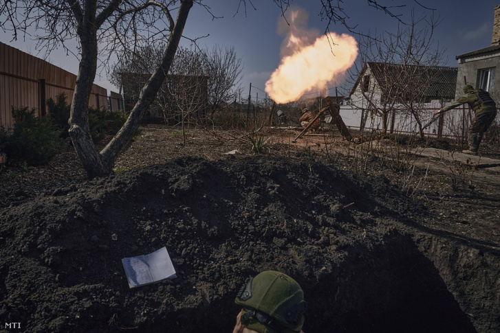 Ukrán katonák orosz állásokat lőnek a donyecki régióban fekvő, ostromgyűrűben lévő Bahmutban 2023. március 25-én