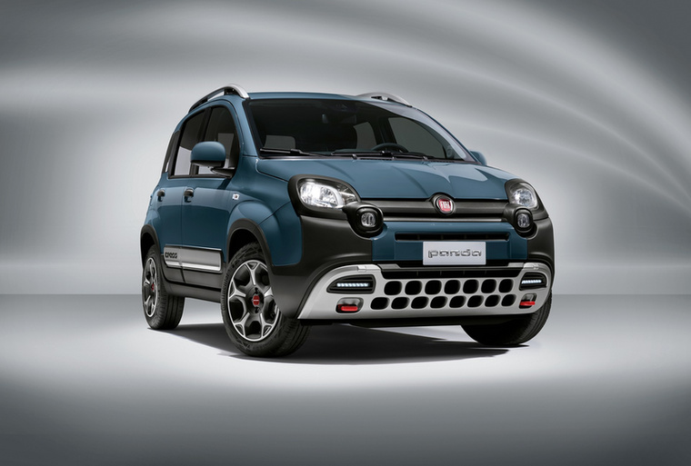 Fiat Pandát 5,45 millió forintért vásárolhatunk ezres, háromhengeres lágy hibrid kivitelben, 69 lóerős teljesítménnyel.