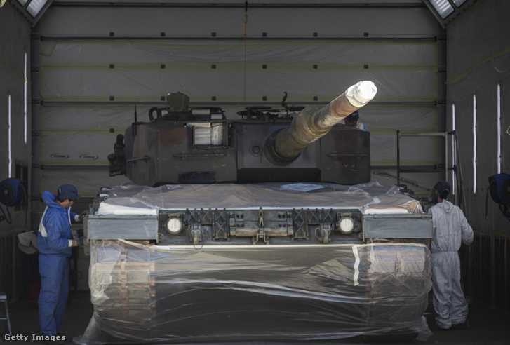 Egy Leopard 2 harckocsi Sevillában 2023. március 23-án