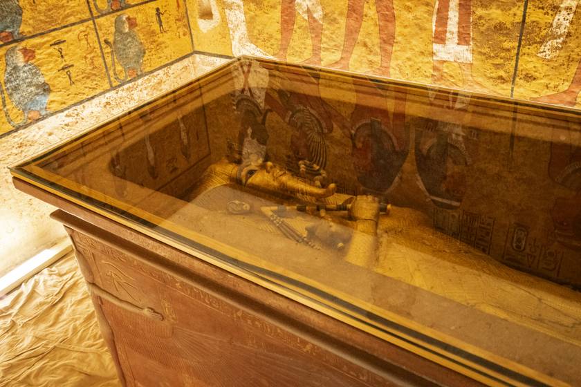 Noha sokan azt gondolnák, Tutanhamon sírjában csak egyetlen múmia nyugodott, valójában két halva született lánygyermekéére is rátaláltak. Erről és a fáraó családjáról korábbi cikkünkben olvashatsz.